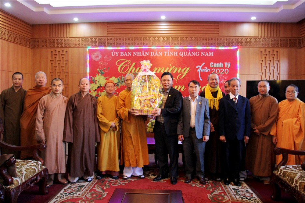 Đại diện Ban Trị sự Giáo hội Phật giáo Việt Nam tỉnh tặng quà năm mới cho lãnh đạo tỉnh. Ảnh: A.N