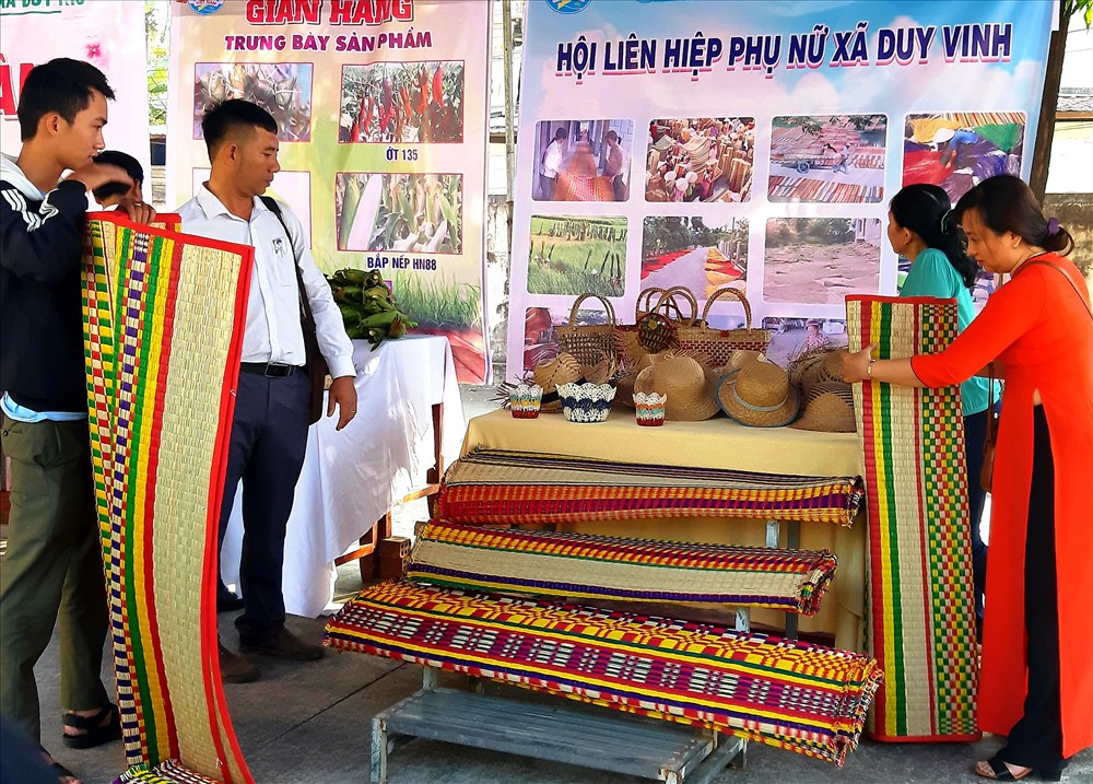 Thời gian gần đây, xã Duy Vinh quan tâm hỗ trợ người dân tham gia trưng bày sản phẩm chiếu cói tại nhiều hội chợ. Ảnh: H.N
