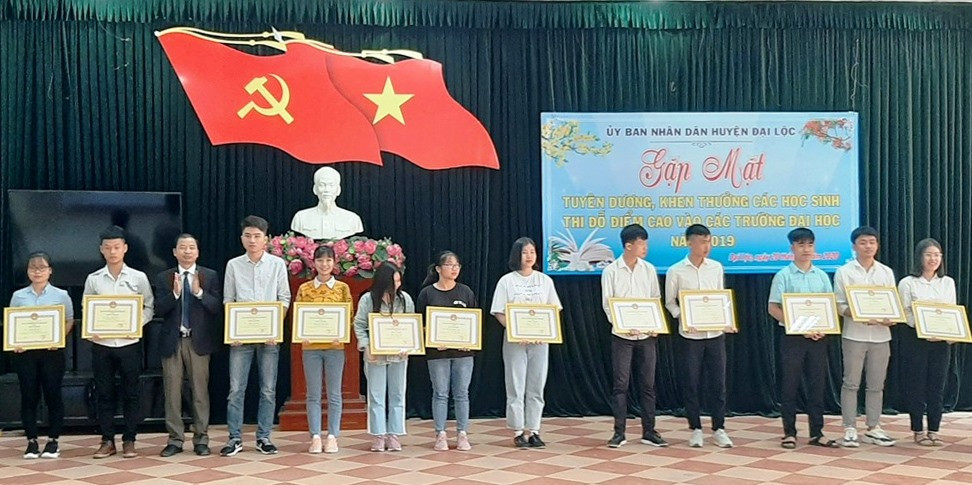 Lãnh đạo huyện Đại Lộc khen thưởng các em có điểm thi đại học cao từ 20 điểm trở lên. Ảnh: NHẬT DUY