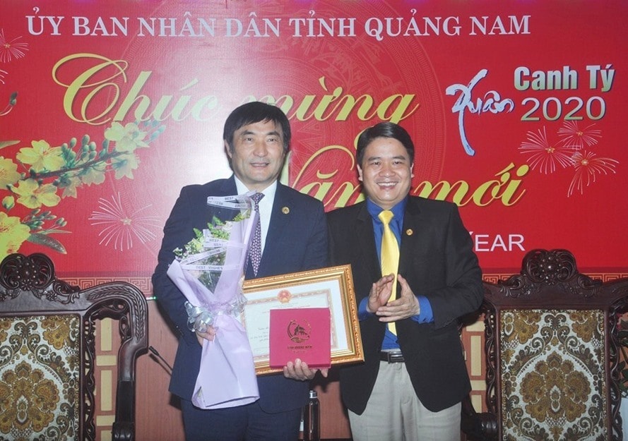 Vice Chairman Tan (L) and Mr. Kim Jinoh