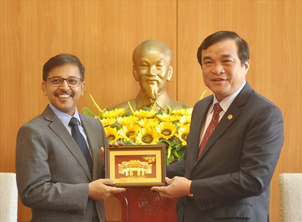 Secretary Cuong (R) and Indian Ambassador Pranay Verma