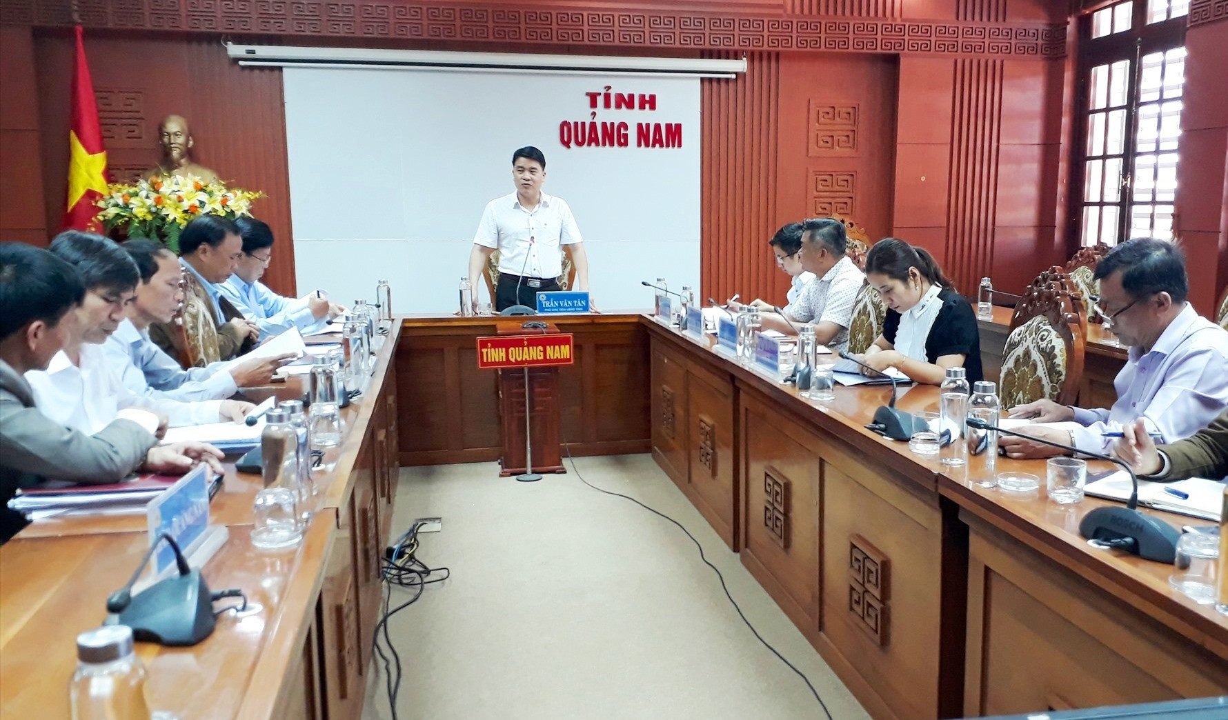 Phó Chủ tịch UBND tỉnh Trần Văn Tân chủ trì cuộc họp. Ảnh: T.V