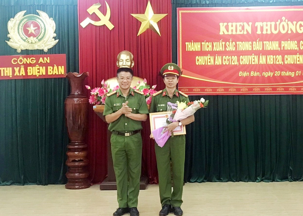 Đại tá Nguyễn Hà Lai - Phó Giám đốc Công an tỉnh tặng thưởng nóng cho Công an thị xã Điện Bàn