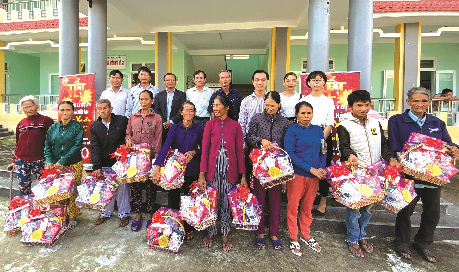 Trong 3 năm qua, Tập đoàn BRG đã trao tặng gần 300 suất quà tết đến bà con xã Bình Hải.