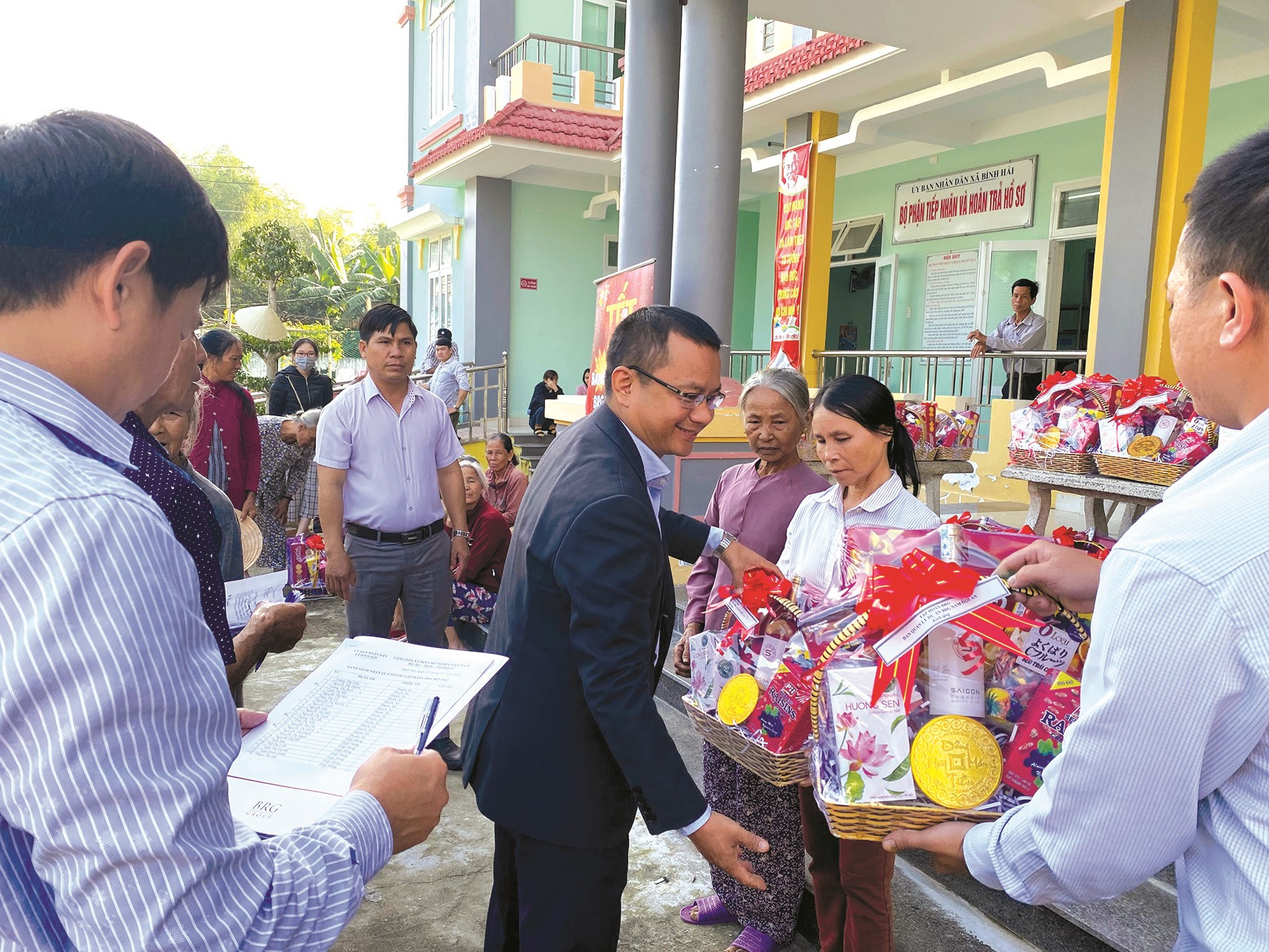 Đại diện Tập đoàn BRG trao quà tết tặng người nghèo xã Bình Hải.
