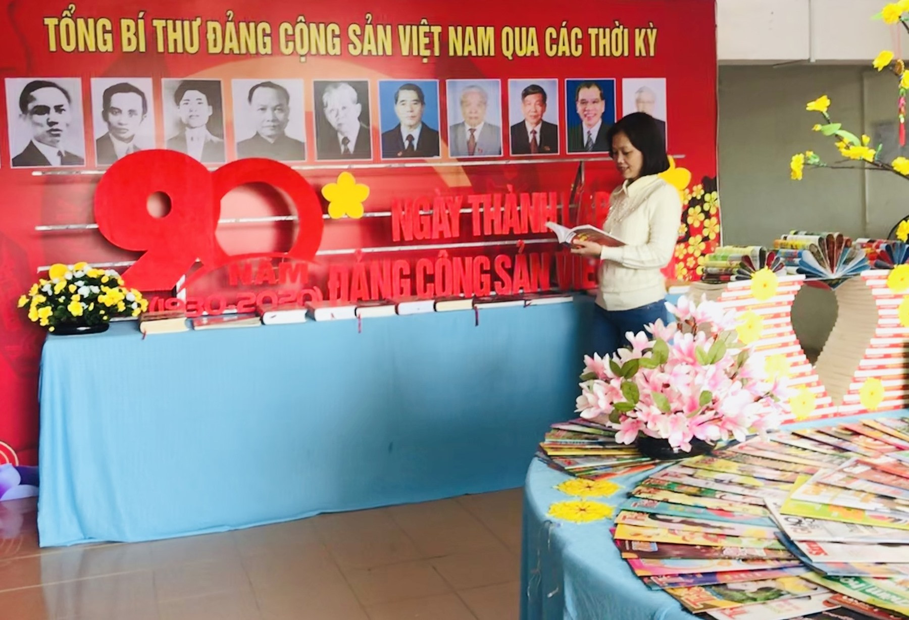 Thư viện tỉnh trưng bày sách chào mừng kỷ niệm 90 năm Ngày Thành lập Đảng Cộng sản Việt Nam. Ảnh: C.N
