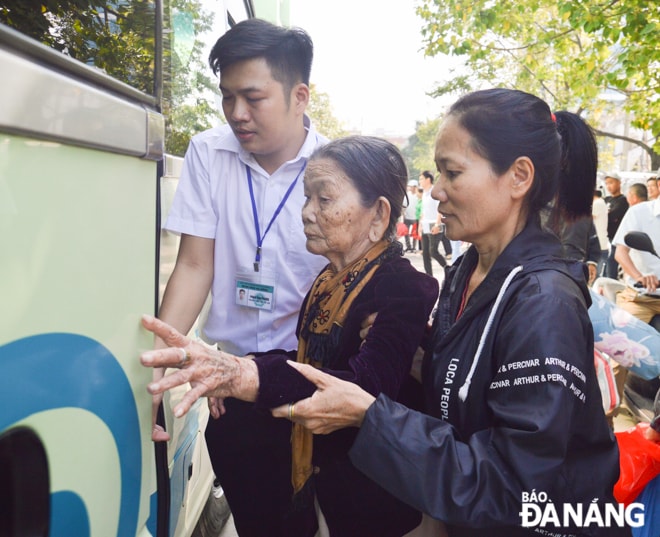 Để đảm bảo sức khỏe cho bệnh nhân, trên các chuyến xe, bệnh viện bố trí tình nguyện viên hỗ trợ thức ăn, nước uống suốt quá trình di chuyển.