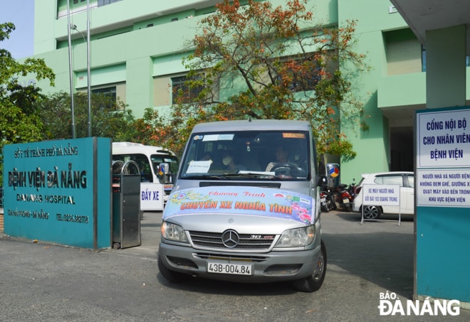 Những chuyến xe chở niềm vui từ từ lăn bánh khỏi cánh cổng bệnh viện.