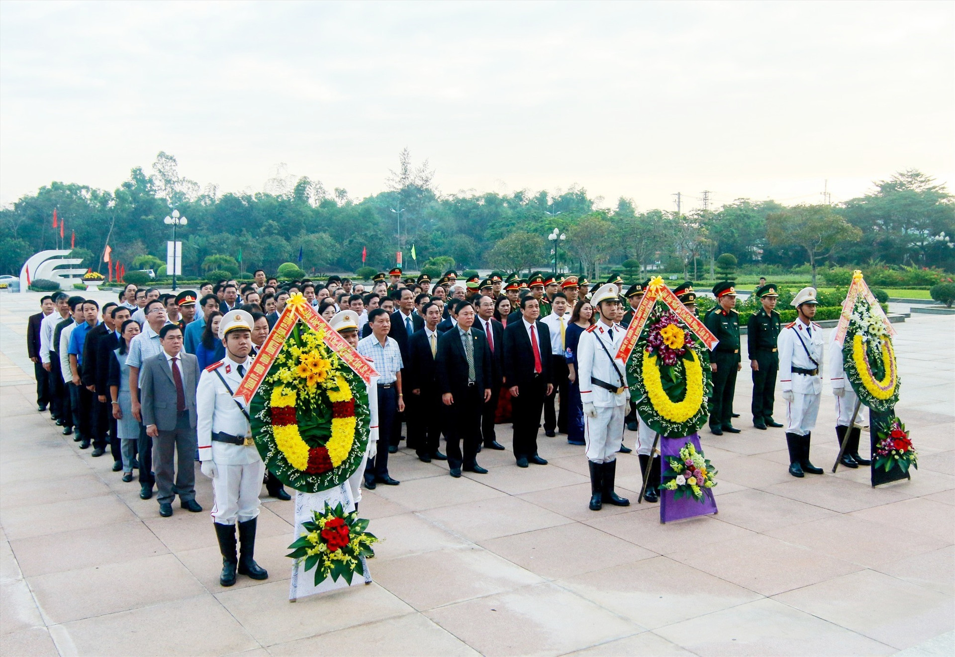 Các đồng chí lãnh đạo tỉnh đặt vòng hoa, viếng hương tại Nghĩa trang liệt sĩ tỉnh. Ảnh: C.Đ