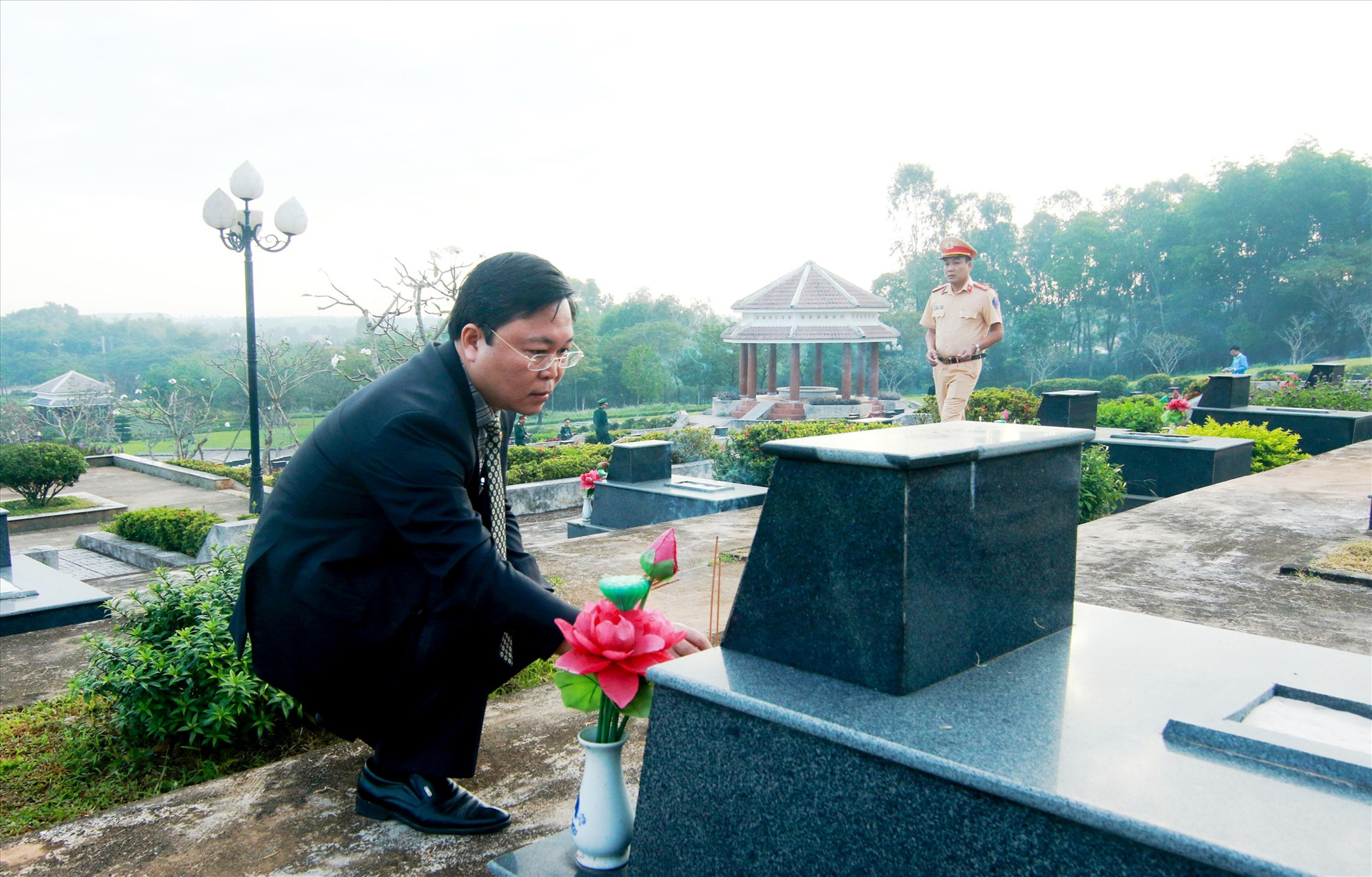 Bí thư Tỉnh ủy Phan Việt Cường thắp hương tại các phần mộ liệt sĩ được an táng trong Nghĩa trang liệt sĩ tỉnh. Ảnh: C.Đ