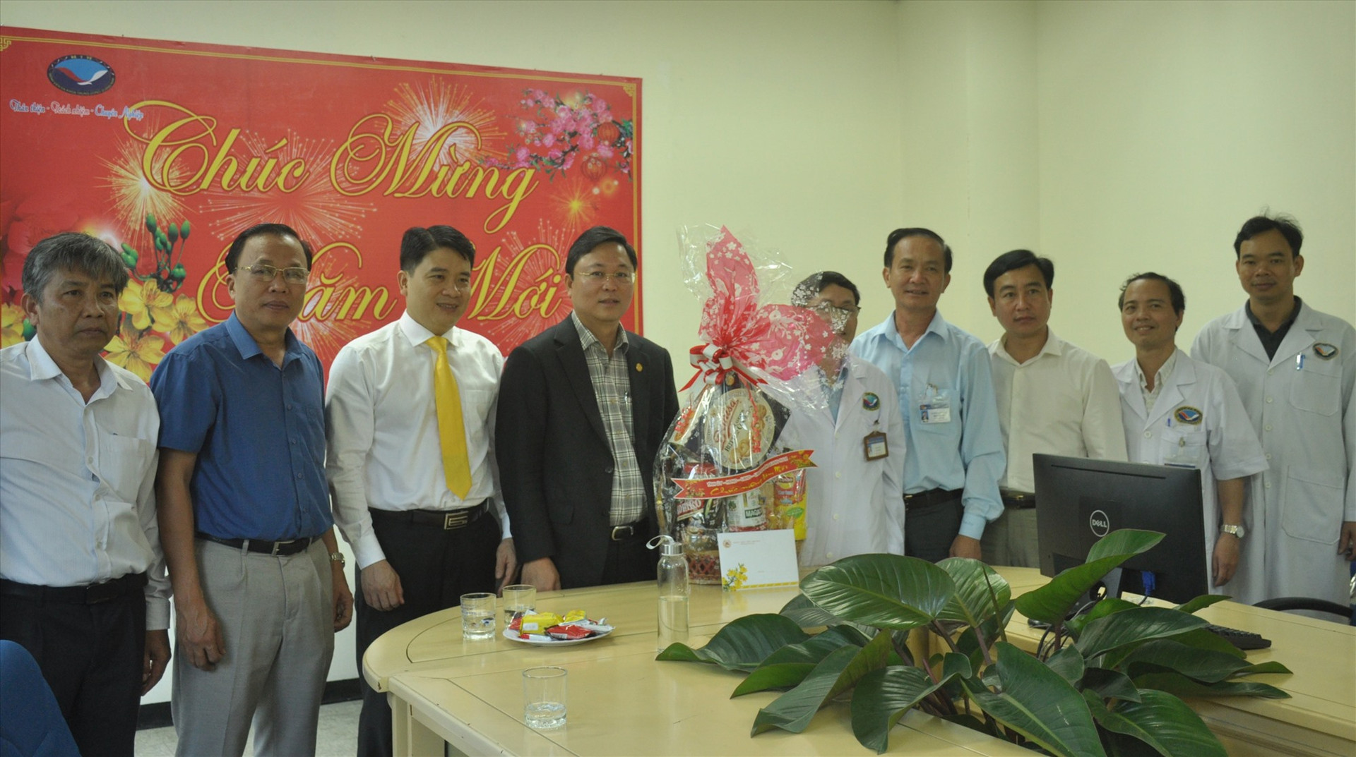 Đoàn công tác thăm, tặng quà và chúc Tết lãnh đạo, cán bộ y bác sĩ và nhân viên bệnh viện đa khoa Trung ương Quảng Nam.