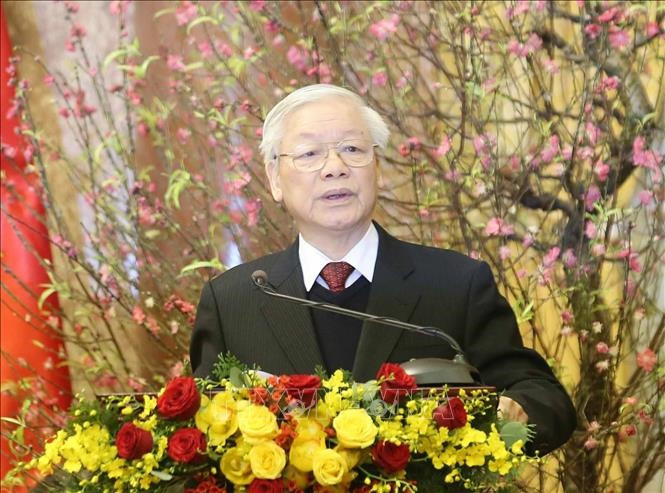 Tổng Bí thư, Chủ tịch nước Nguyễn Phú Trọng nâng cốc chúc Tết các đồng chí lãnh đạo, nguyên lãnh đạo Đảng và Nhà nước. Ảnh: Trí Dũng/TTXVN