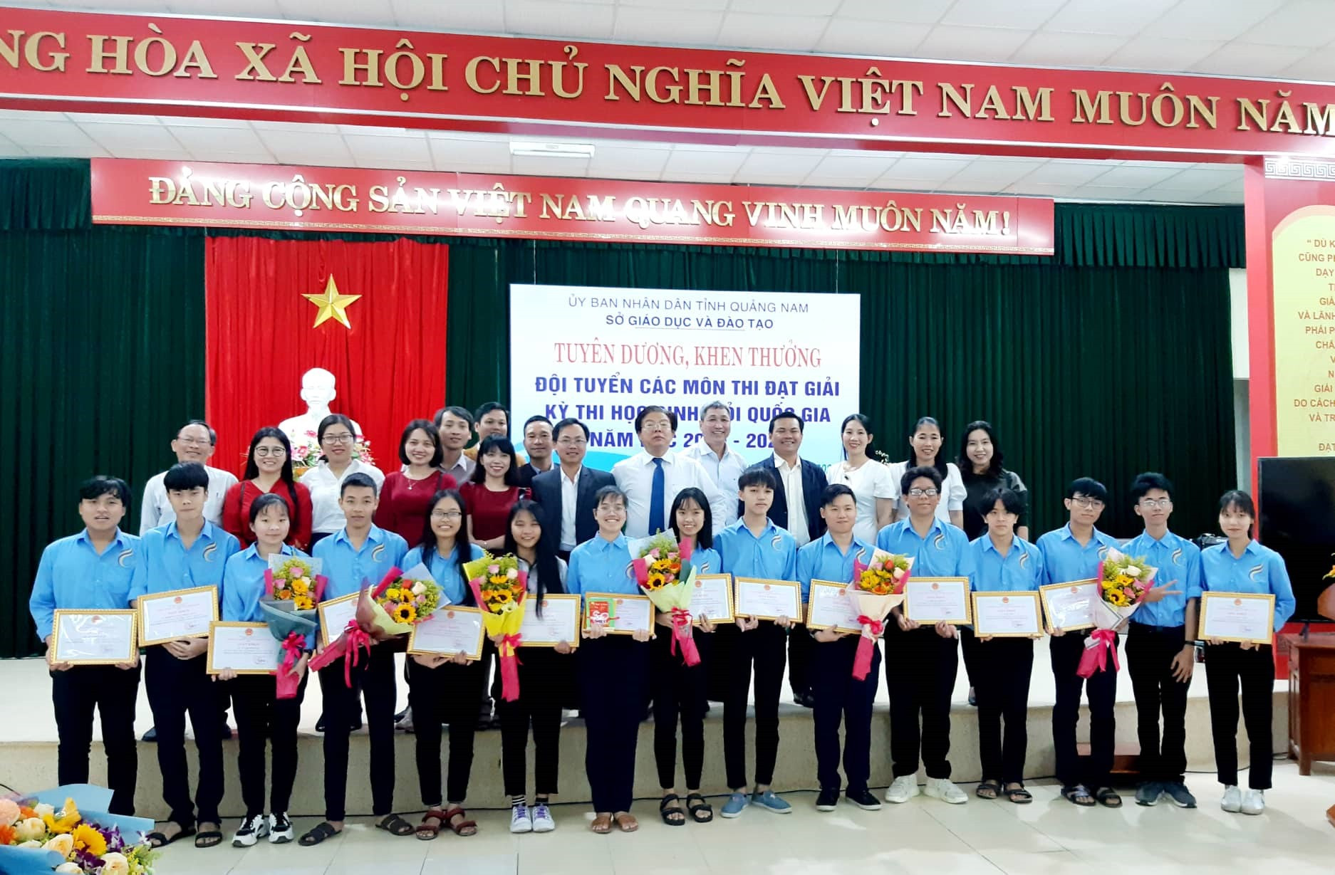 Những em học sinh Trường THPT chuyên Lê Thánh Tông (Hội An) nhận thưởng. Ảnh: T.V