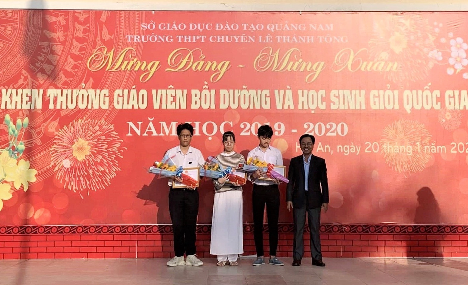Trường THPT Chuyên Lê Thánh Tông khen thưởng 3 em học sinh đạt giải nhì trong kỳ thi học sinh giỏi quốc gia năm 2019 - 2020. Ảnh: THANH THẮNG