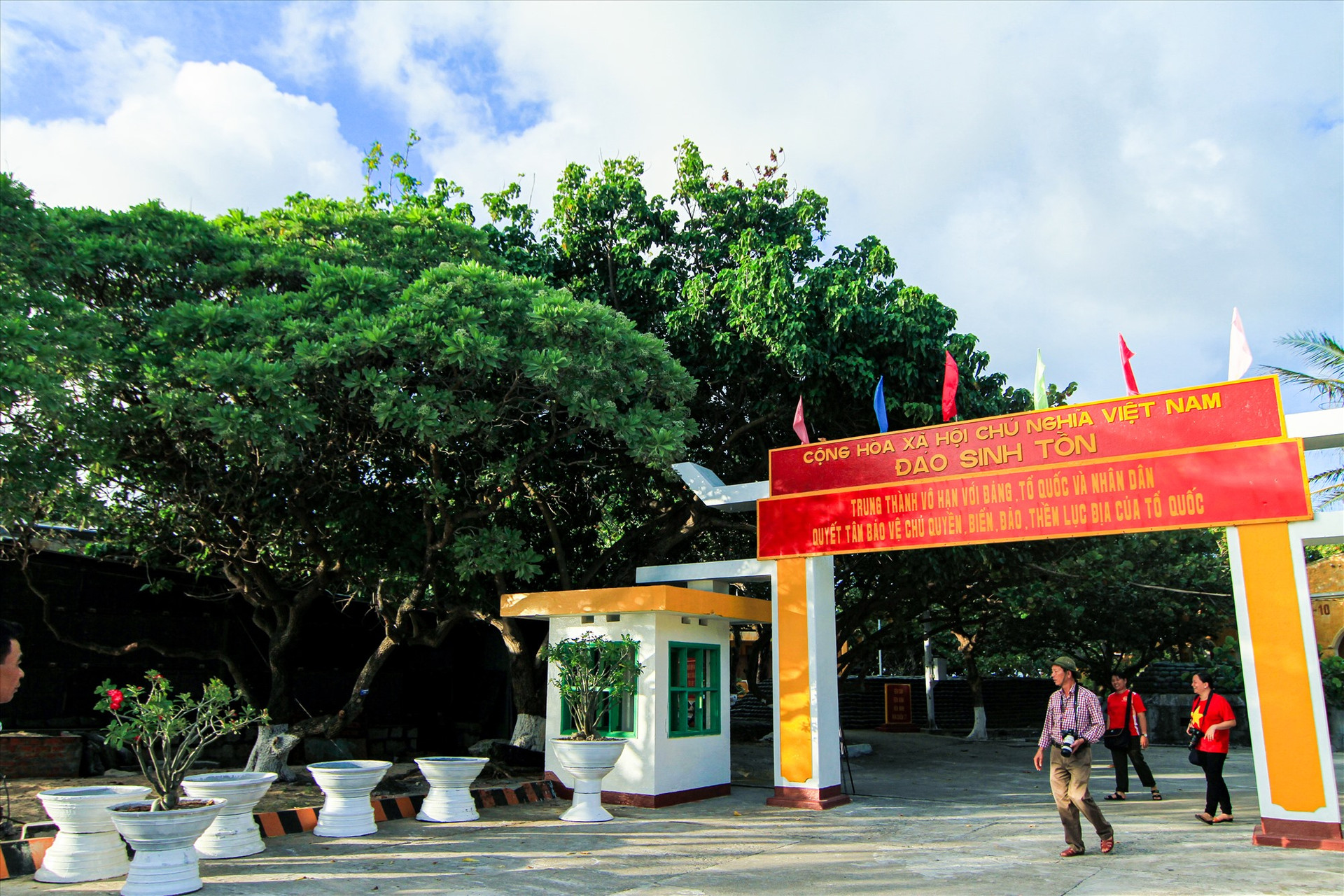 Đảo Sinh Tồn nổi bật bởi màu xanh rợp mát của các loại cây. Ảnh: T.C