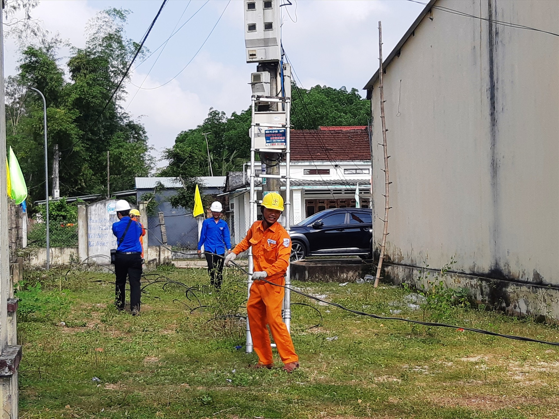 Kéo đường dây điện tạo hệ thống điện thắp sáng đường quê tại xã Tam Phú, Tam Kỳ. Ảnh: HOÀNG LIÊN