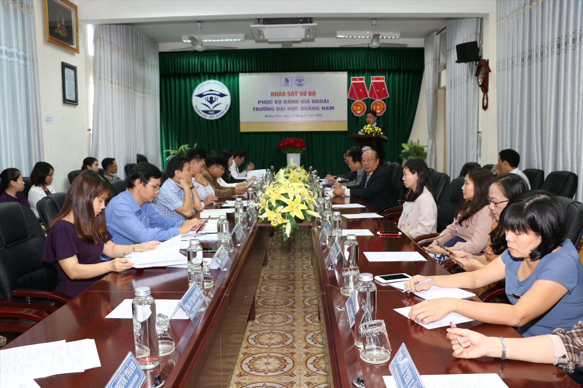 Đoàn chuyên gia đánh giá ngoài cơ sở giáo dục làm việc với Hội đồng tự đánh giá của Trường Đại học Quảng Nam. Ảnh: CHÂU HÙNG