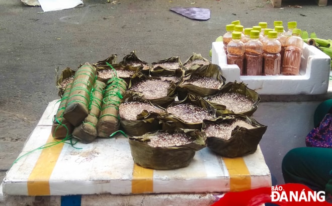 Bánh tổ và bánh tét là những loại bánh truyền thống thường dùng trong dịp Tết.