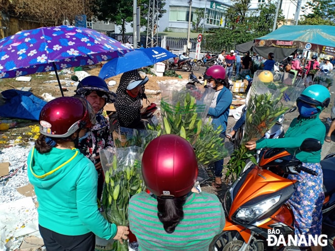 Người dân mua hoa tại chợ đầu mối Hòa Cường.