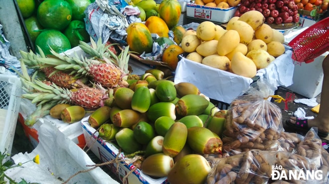 Những loại trái cây như dừa, xoài, mãng cầu, đu đủ... được ưa chuộng nhất bởi mong muốn cầu may mắn theo quan niệm