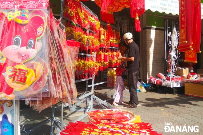 Sắc đỏ rực rỡ của bao lì xì, đôi câu đối và lồng đèn mang đến không khí Tết đặc trưng.