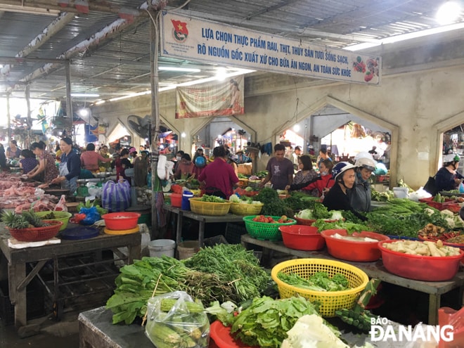 Một góc chợ Lệ Sơn sáng 30 Tết. Ảnh: NGUYỄN LỄ