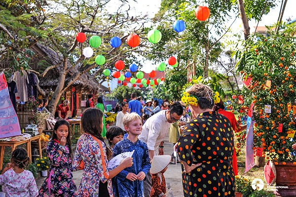 Foreign tourists enjoy Tet in Hoi An