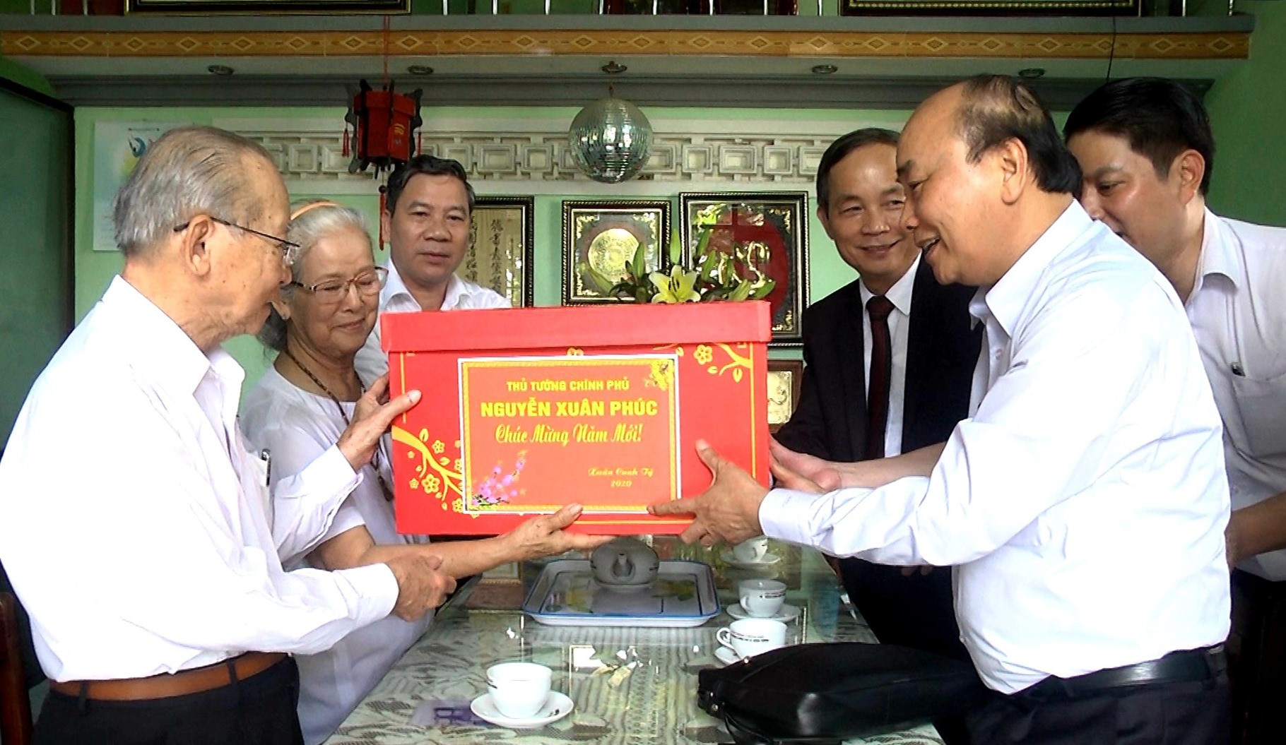 Thủ tướng tặng quà đồng chí Lê Đào - cán bộ lão thành cách mạng, hiện đang sinh sống tại thôn Đông Yên (Duy Trinh, Duy Xuyên). Ảnh: H.N