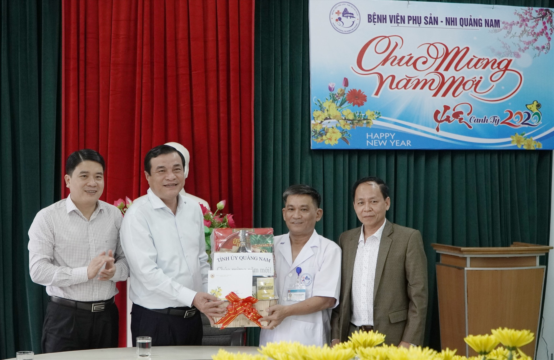 Bí thư Tỉnh ủy Phan Việt Cường tặng quà cho các y, bác sĩ, cán bộ, người lao động tại Bệnh viện Phụ sản - Nhi Quảng Nam. Ảnh: PHAN VINH