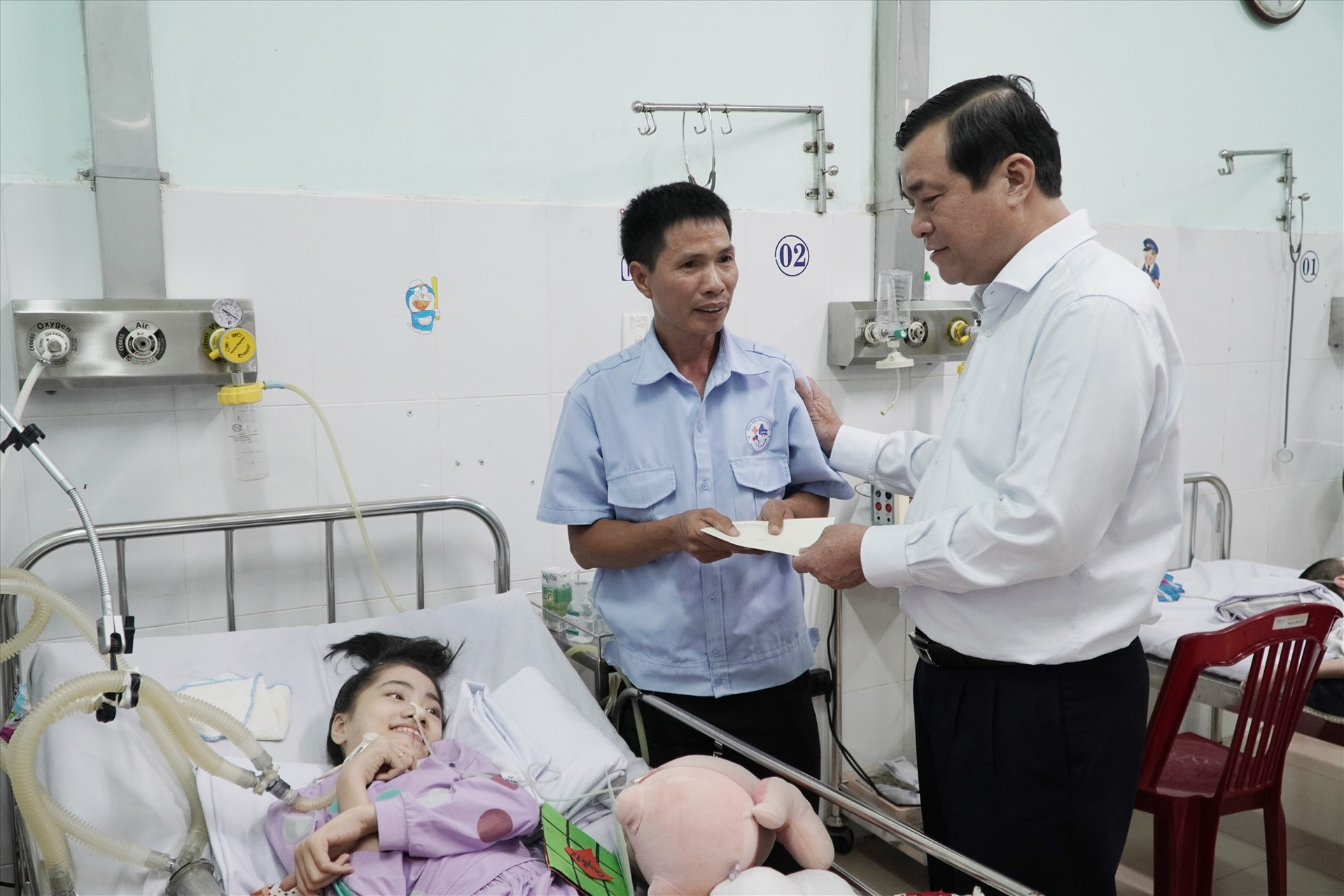 Bí thư Tỉnh ủy Phan Việt Cường tặng quà cho người nhà bệnh nhi tại Bệnh viện Phụ sản - Nhi Quảng Nam nhân dịp năm mới. Ảnh: PHAN VINH