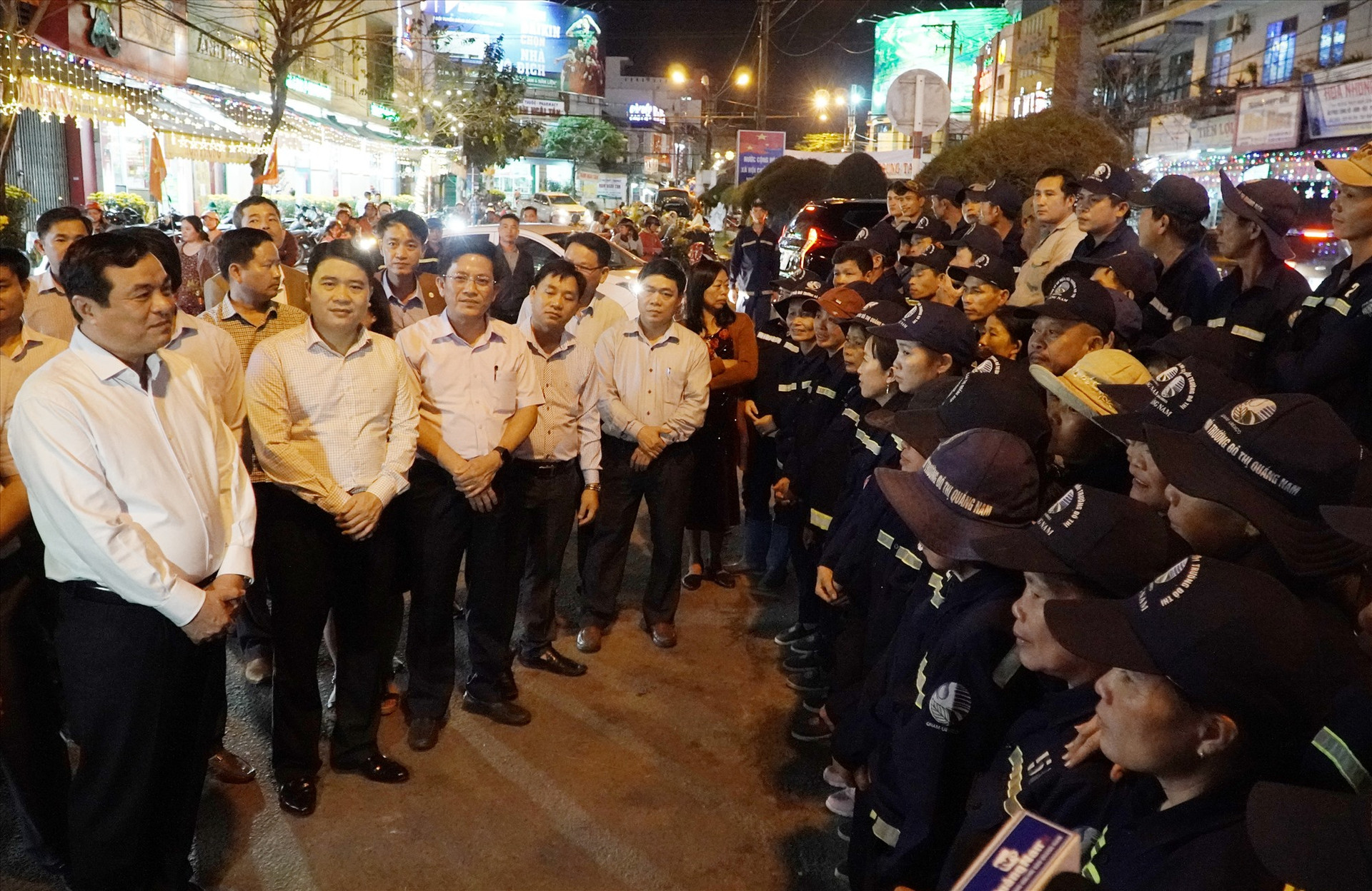 Đoàn đã đến chợ Tam Kỳ để động viên và chúc tết các công nhân của Công ty Môi trường đô thị Quảng Nam. Ảnh: PHAN VINH