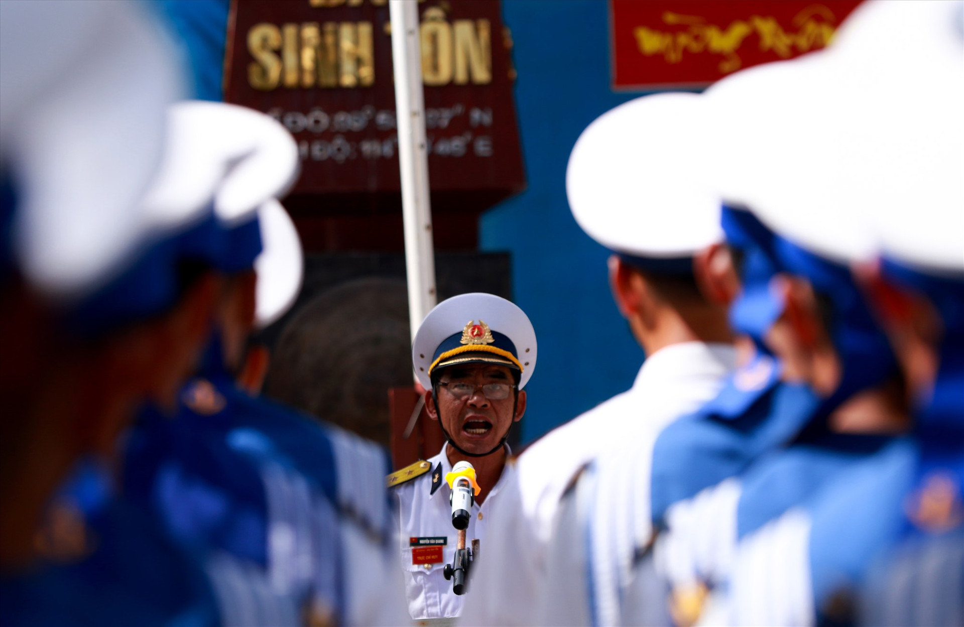 Trung tá Nguyễn Văn Quang - Chỉ huy trưởng đảo Sinh Tồn trịnh trọng đọc 10 lời thề của Quân đội nhân dân Việt Nam. Ảnh: T.C
