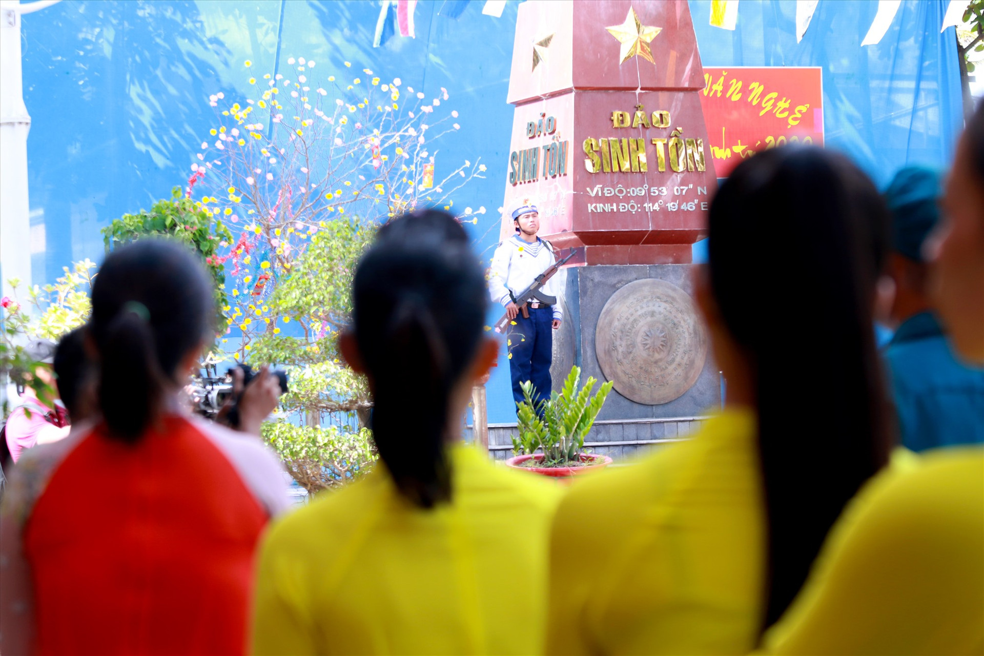 Những phụ nữ ở đảo Sinh Tồn trong bộ áo dài đẹp nhất dự lễ chào cờ đầu năm. Ảnh: T.C