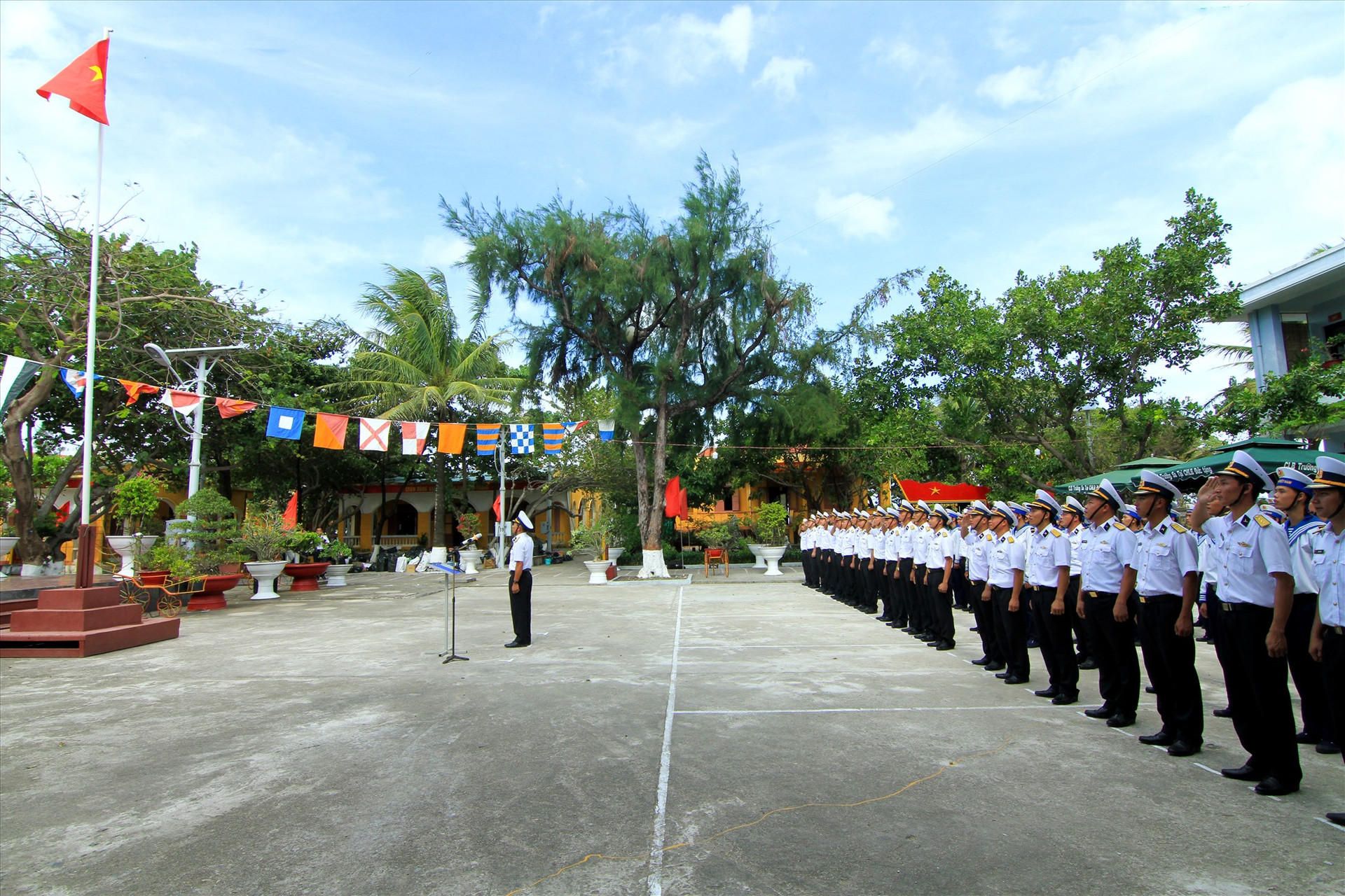Lễ chào cờ đầu năm mới diễn ra hết sức thiêng liêng trên đảo nổi Sinh Tồn