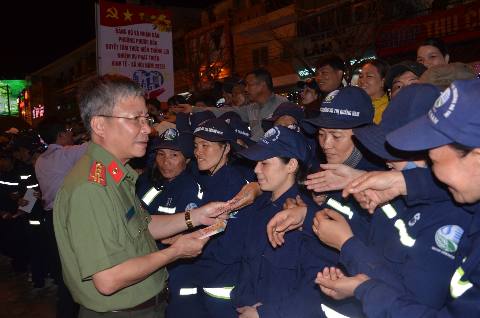 Lãnh đạo Công an tỉnh tặng quà cho công nhân