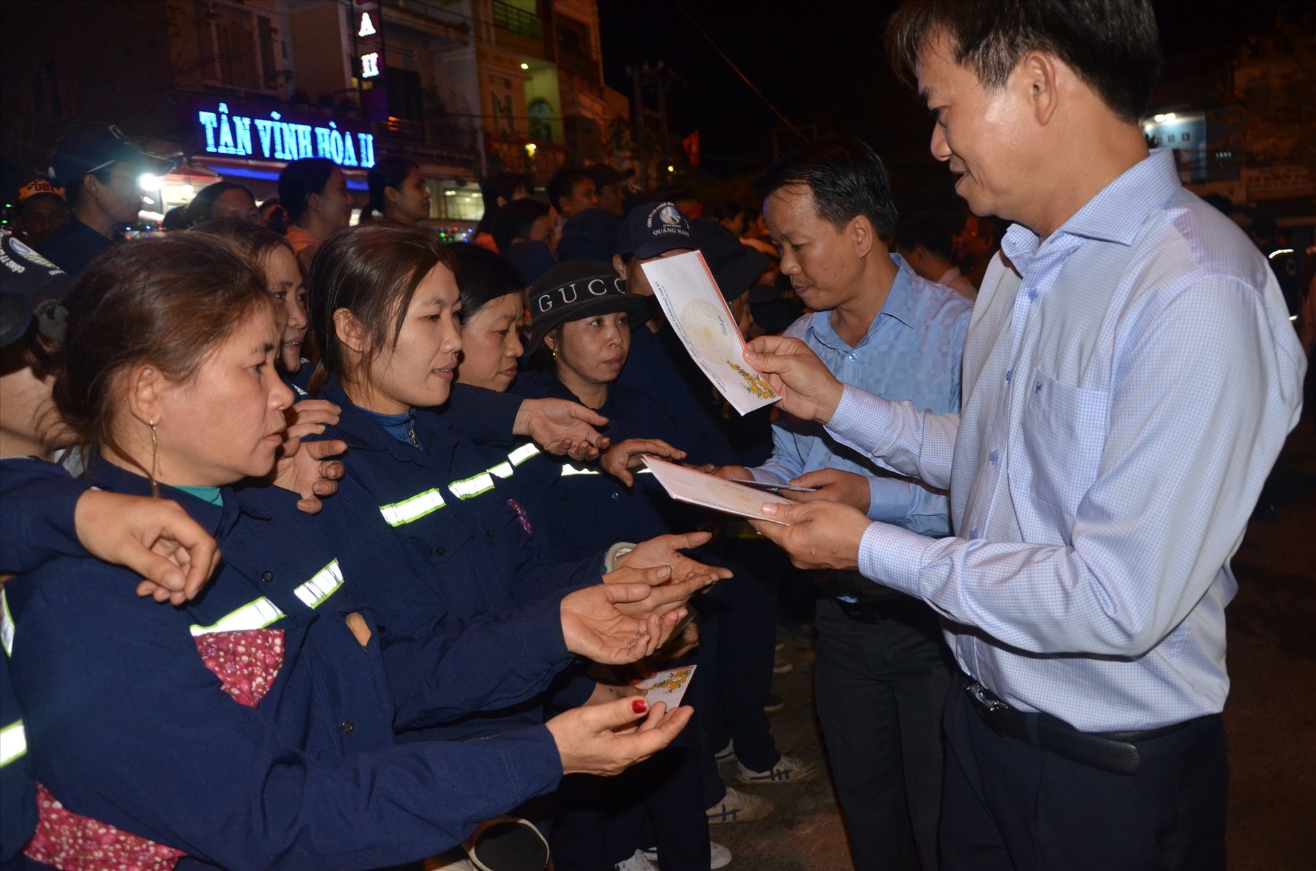 Lãnh đạo TP.Tam Kỳ tặng quà cho công nhân