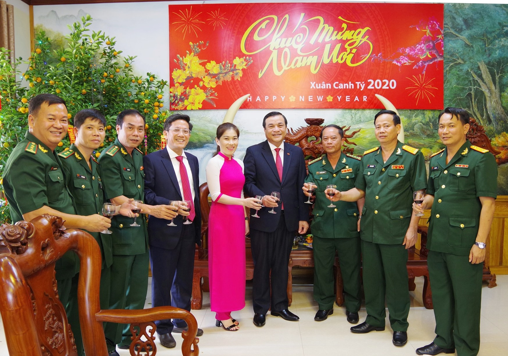 Bí Thư Tỉnh ủy Phan Việt cường chúc tết, chụp hình lưu niệm với cán bộ chiến sĩ BĐBP tỉnh
