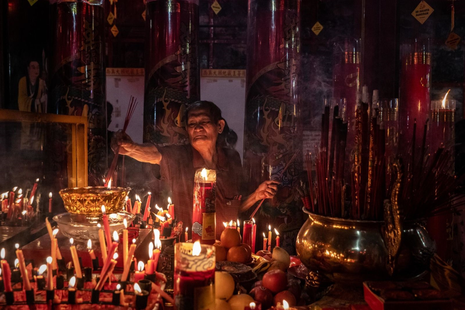Tương tự, nhiều người dân tại Indonesia đốt nhang cầu may tại một ngôi chùa ở Indonesia. Ảnh: Gettyimage