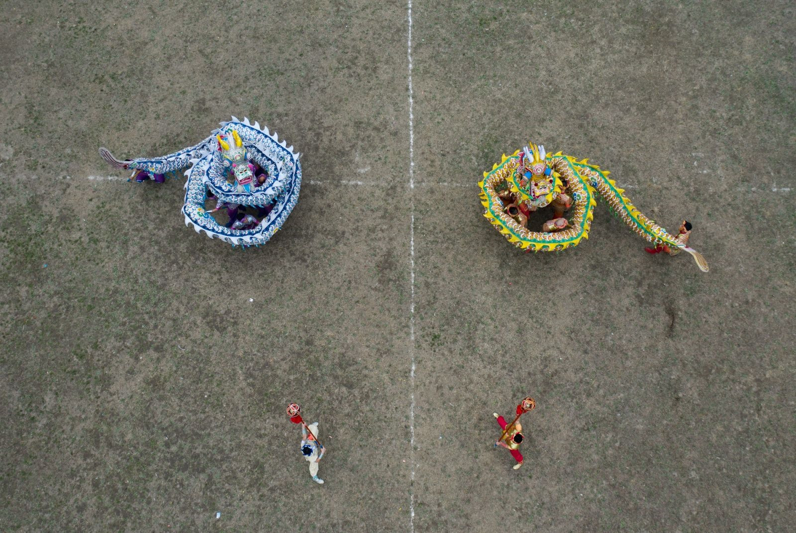 Các nghệ sĩ dân gian biểu diễn một điệu múa rồng ở tỉnh Tứ Xuyên của Trung Quốc. Ảnh: Gettyimage