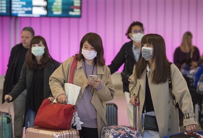 Nhiều địa phương ở Trung Quốc bắt buộc dân chúng phải đeo khẩu trang. Ảnh: AFP/TTXVN