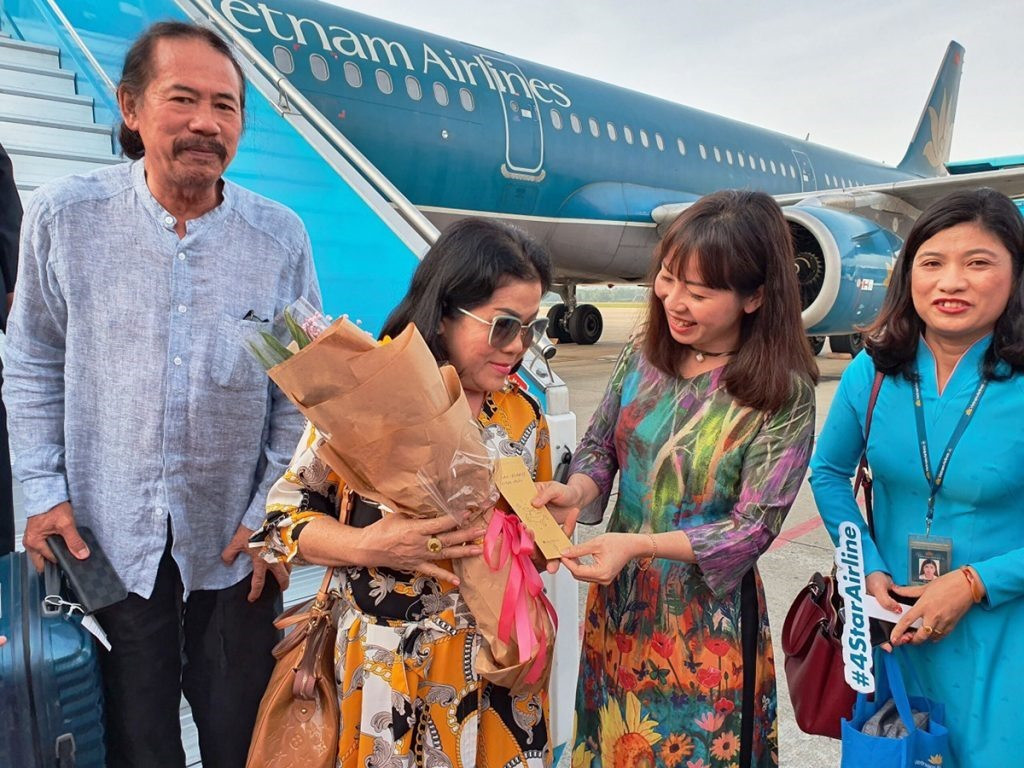 Bà Trương Thị Hồng Hạnh, Giám đốc Sở du lịch Đà Nẵng tặng hoa cho những vị khách đầu tiên đến sân bay Đà Nẵng sáng mồng một Tết canh Tý 2020. Ảnh TC