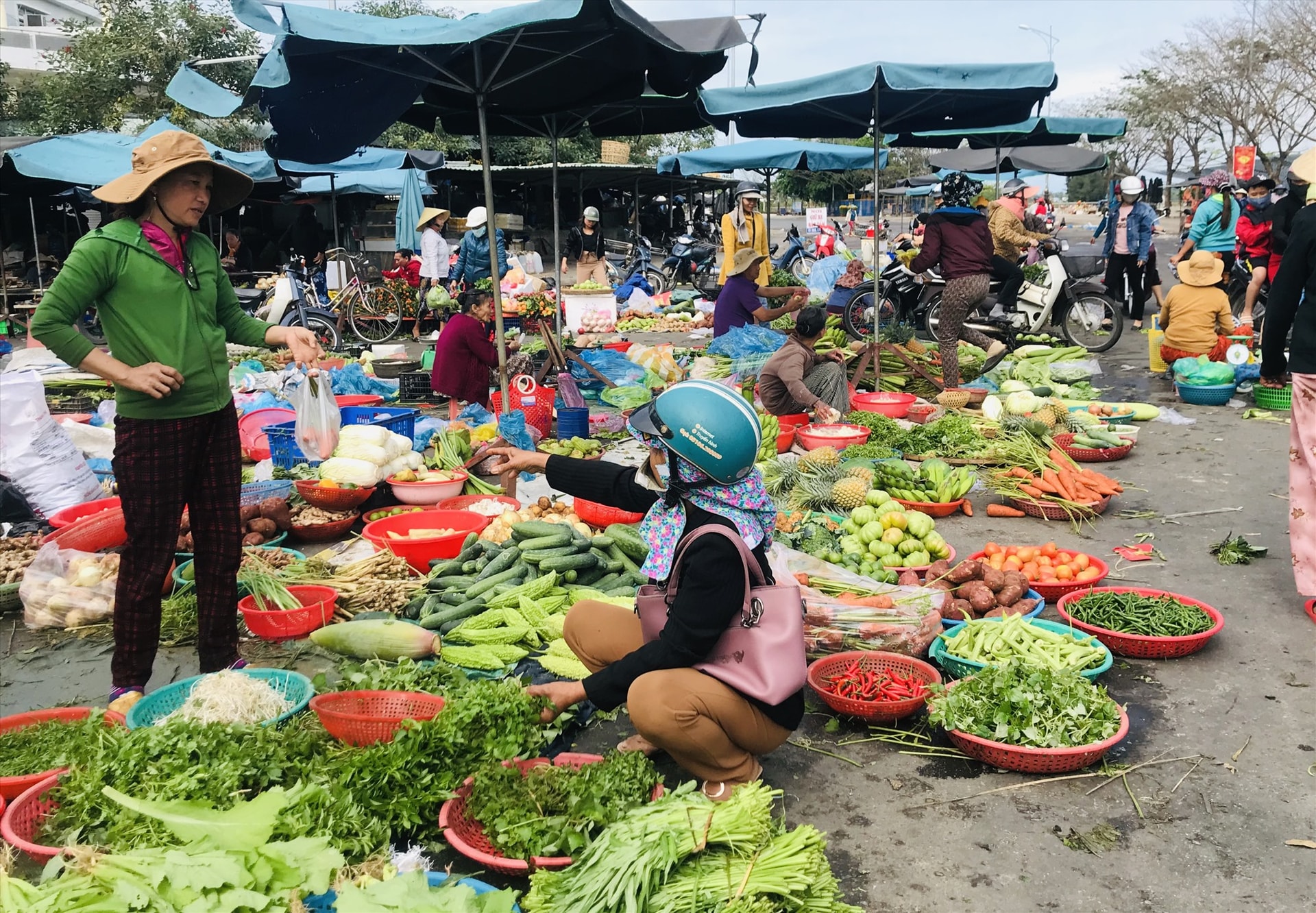 Hàng hóa dồi dào trong phiên chợ đầu năm. Ảnh: C.N