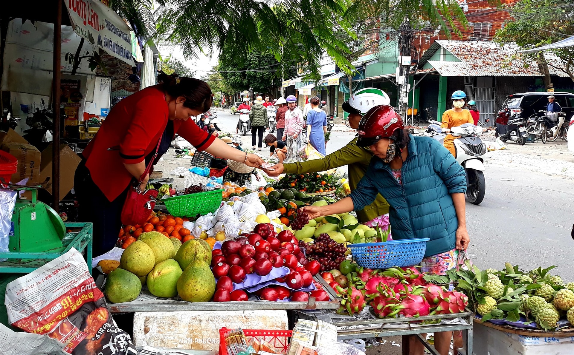 Khách hàng mua hoa quả đầu năm. Ảnh: C.N