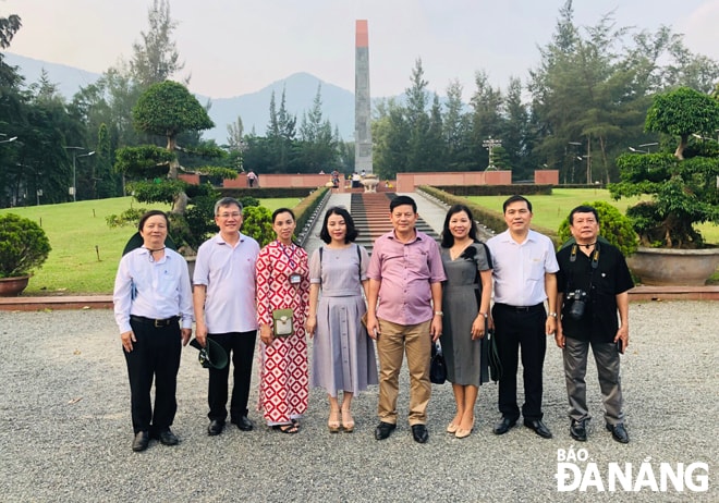 Đoàn công tác chụp ảnh lưu niệm tại Nghĩa trang Hàng Dương (tác giả thứ 2 từ phải sang).
