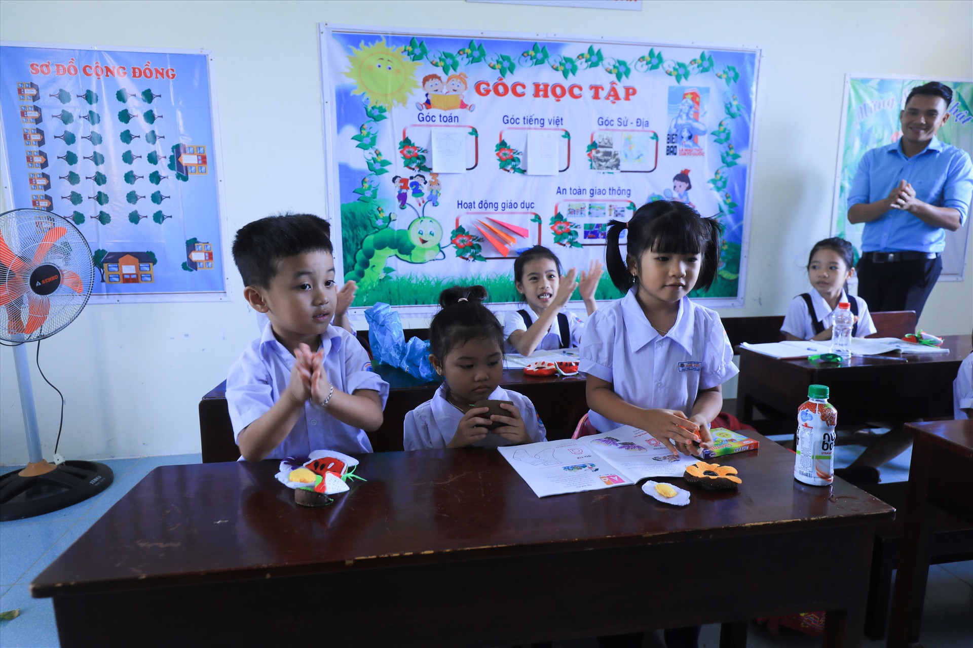 Lớp học nhỏ của lũ trẻ trên đảo Sinh Tồn. Ảnh: T.C