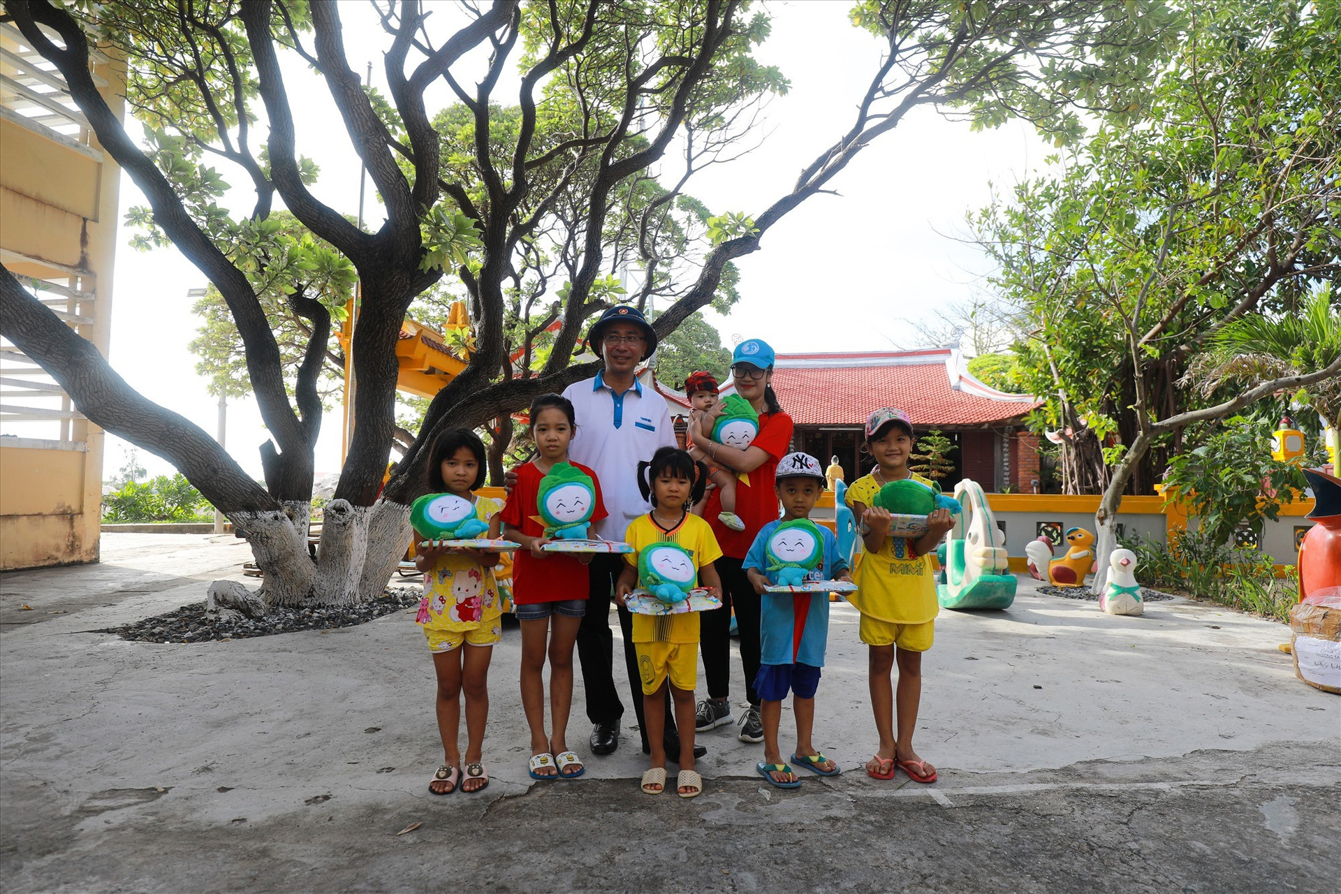 Nụ cười lũ trẻ khi được nhận sách vở, đồ chơi từ các thành viên của Câu lạc bộ Tuổi trẻ vì biển đảo quê hương và đoàn công tác. Ảnh: T.C