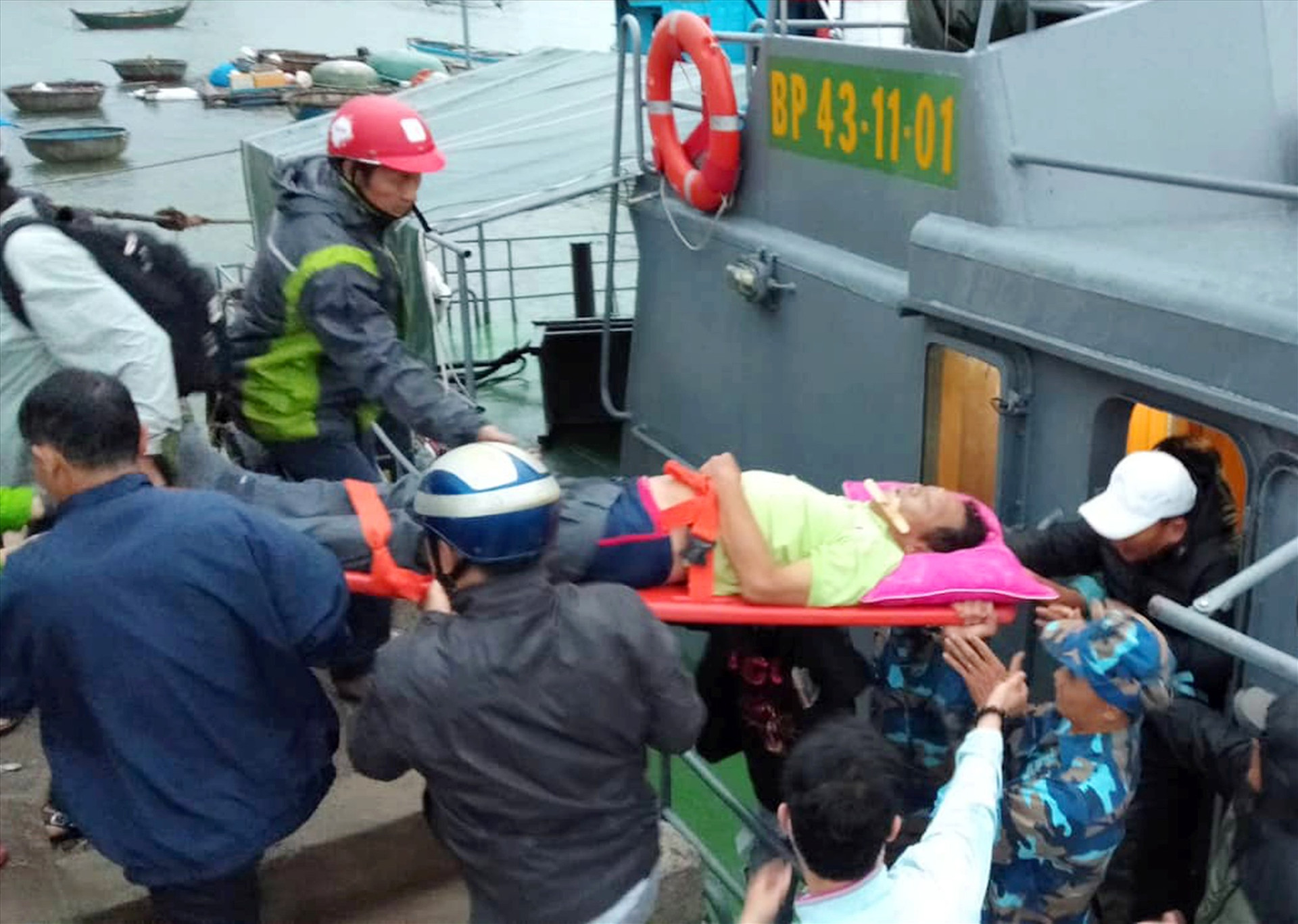 Ông Long được chuyển lên tàu vào đất liền cấp cứu T/h Huỳnh Chín
