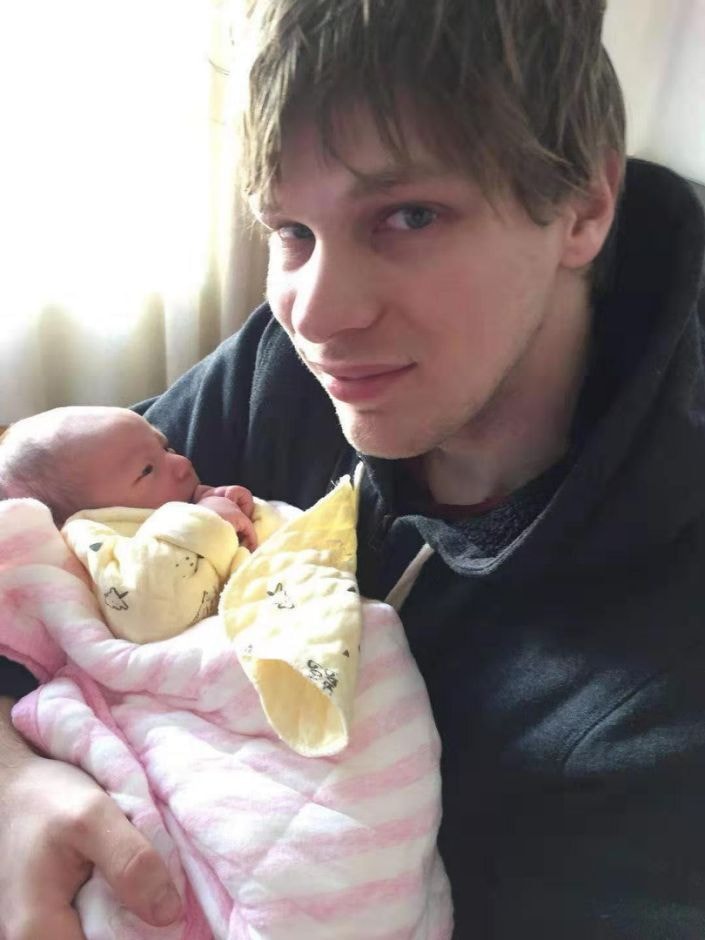 Justin Steece cùng con trai sơ sinh tại Vũ Hán.