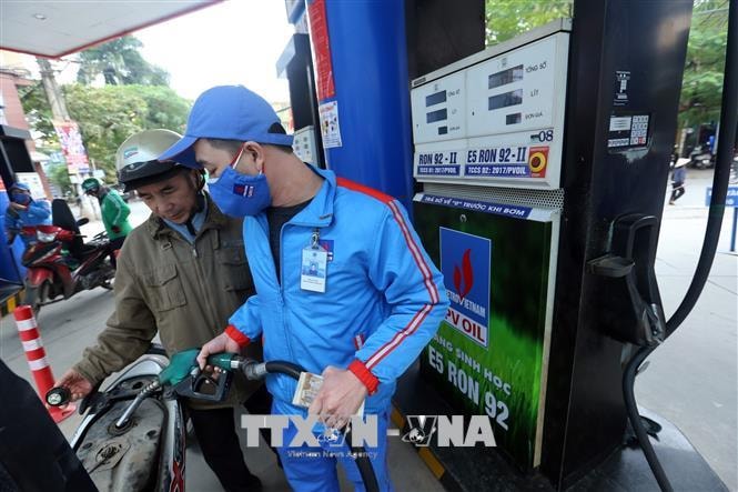 Xăng, dầu giảm giá từ chiều ngày 30-1.