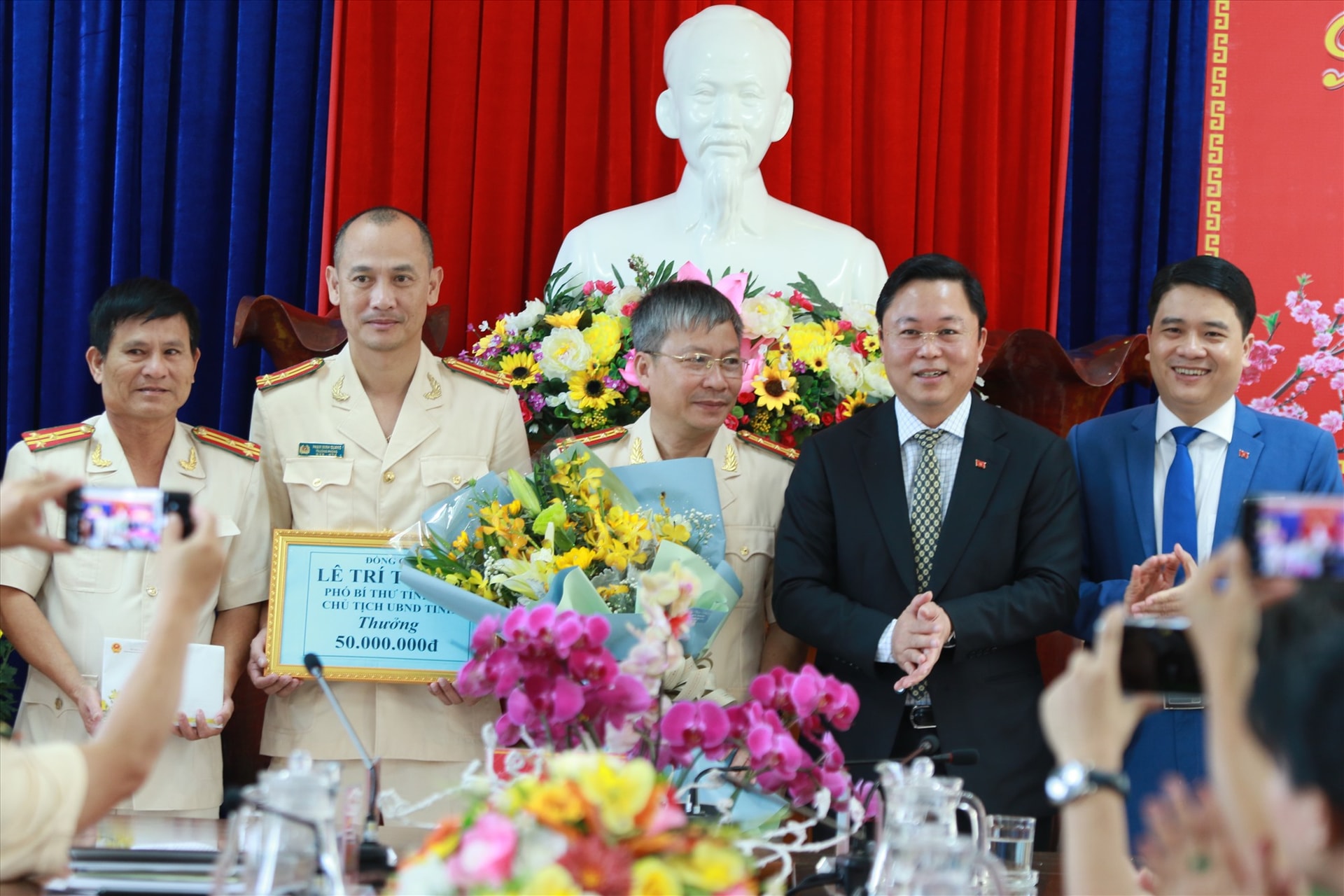 Chủ tịch UBND tỉnh Lê Trí Thanh đến động viên, thưởng nóng ban chuyên án Phòng Cảnh sát hình sự vào sáng mùng 1 Tết Nguyên đán.Ảnh: T.C